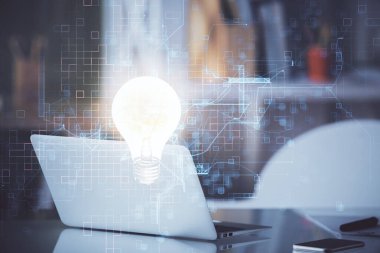 Bilgisayar ofisinde ampul simgesi hologramıyla birlikte. Çoklu maruz kalma. Fikir kavramı.