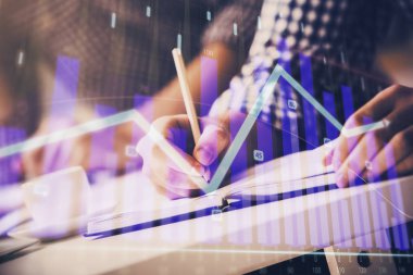 İki adamın hisse senedi piyasası grafiğiyle yatırım planladığı çok sayıda olay.