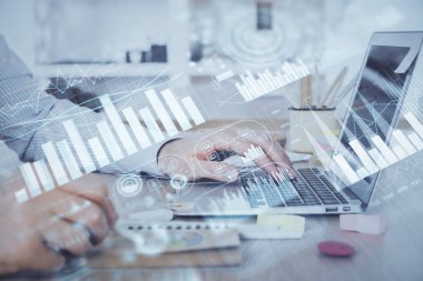 Arka planda bilgisayar üzerinde çalışan adam ile borsa grafiği çoklu pozlama. Finansal analiz kavramı.