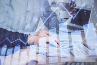 Adam arka planda ofiste bilgisayarda yazarak grafik Multi pozlama. Zor iş kavramı.