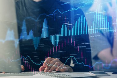 Arka planda ofiste bilgisayarda işadamı yazarak Forex grafiği. Analiz kavramı. Çift Pozlama.