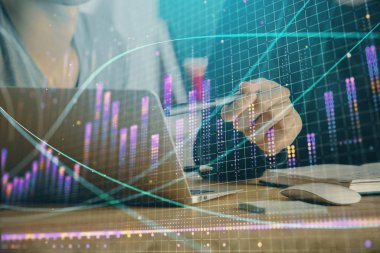 Arka planda ofiste bilgisayarda işadamı yazarak Forex grafiği. Analiz kavramı. Çift Pozlama.