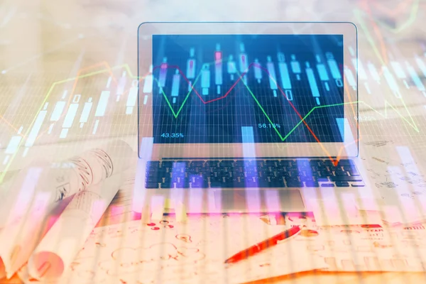 Aktiemarknadsgraf på bakgrund med skrivbord och persondator. Multiexponering. Begreppet finansiell analys. — Stockfoto