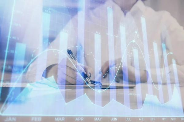 Financiële grafiek getekend over handen nemen notities achtergrond. Concept van onderzoek. Multi exposure — Stockfoto