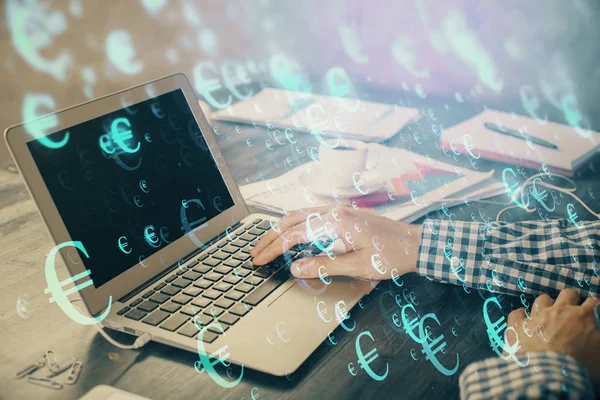 Doppelbelichtung des Devisendiagramms mit einem Mann, der am Computer im Hintergrund arbeitet. Konzept der Marktanalyse. — Stockfoto