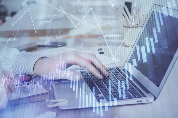 Arka planda dizüstü bilgisayar üzerinde çalışan adam ile borsa grafiği çift pozlama. Finansal analiz kavramı.