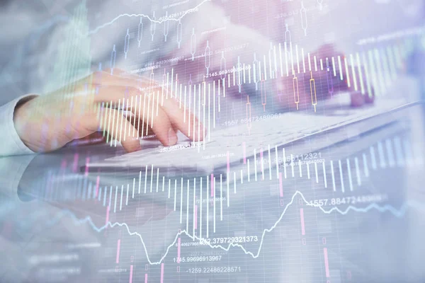 Doppelbelichtung des Diagramms mit einem Mann, der auf dem Computer im Büro im Hintergrund tippt. Konzept der harten Arbeit. Nahaufnahme. — Stockfoto