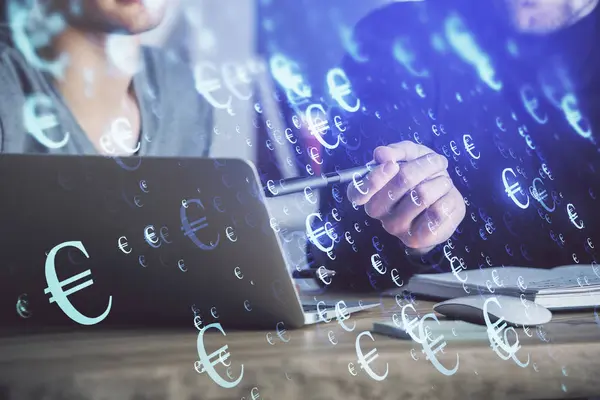 Gráfico de Forex con hombre de negocios escribiendo en la computadora en la oficina en segundo plano. Concepto de análisis. Doble exposición . — Foto de Stock