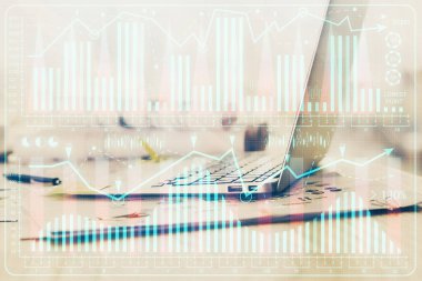 Kişisel bilgisayar arkaplanına çizilmiş borsa hologramı. Çifte maruziyet. Yatırım kavramı.