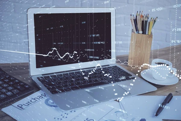 個人的なコンピュータの背景に描かれた株式市場のチャートのホログラム。露出を2倍。投資の概念. — ストック写真