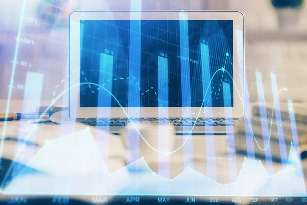 Holograma gráfico del mercado de valores dibujado en el fondo del ordenador personal. Exposición múltiple. Concepto de inversión. —  Fotos de Stock