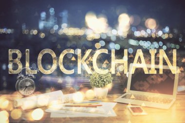 Blockchain temalı holograma ve bilgisayar arkaplanlı masaya çift pozlama. Bitcoin şifreleme para birimi kavramı.
