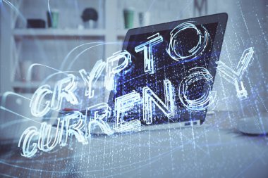 Blockchain temalı holograma ve bilgisayar arkaplanlı masaya çift pozlama. Bitcoin şifreleme para birimi kavramı.