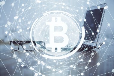 Blockchain temalı holograma ve bilgisayar arkaplanlı masaya çoklu maruz kalma. Bitcoin şifreleme para birimi kavramı.