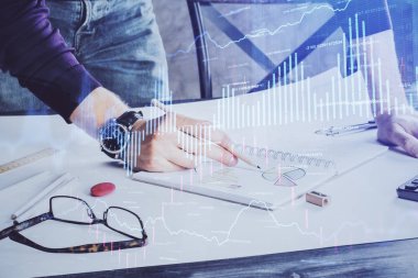 Finansal ticaret şeması erkek masaüstü arkaplanı ile çift pozlama.