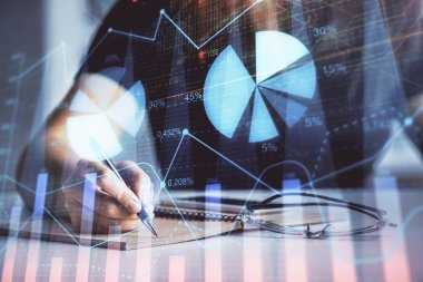 Forex grafik hologramı ile not lar yapan kadın ellerinin çoklu pozlaması. Teknik analiz kavramı.