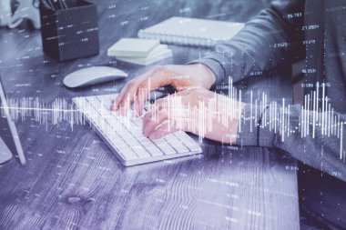 Adam ile mali grafik multi pozlama arka planda ofiste çalışır. Analiz kavramı.