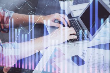 Arka planda ofiste bilgisayarda işadamı yazarak stok grafik çift pozlama. Zor iş kavramı.