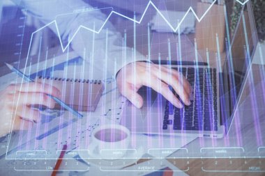 Arka planda ofiste bilgisayarda çalışan işadamı ile Forex grafiği. Sert çalışma kavramı. Çoklu pozlama.