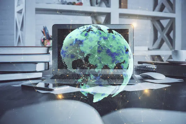 Computer auf dem Desktop mit einem Symbol für das Thema soziales Netzwerk. Mehrfachbelichtung. Konzept internationaler Verbindungen. — Stockfoto