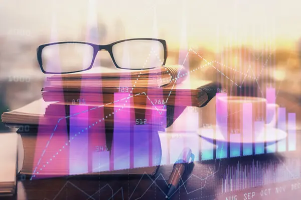 Ekonomisk graf hologram med glasögon på bordet bakgrund. Begreppet företag. Dubbel exponering. — Stockfoto