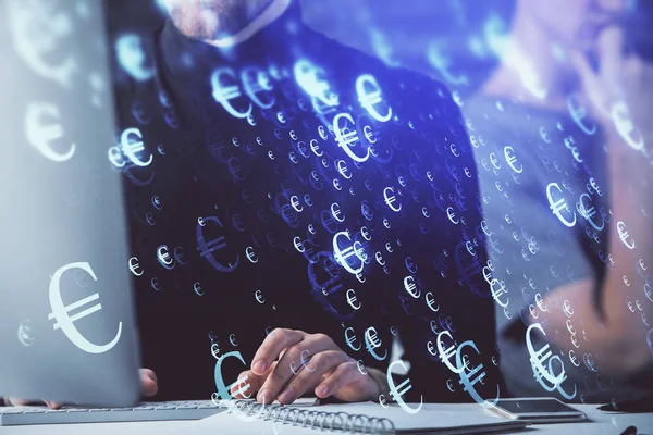 Gráfico de Forex con hombre de negocios escribiendo en la computadora en la oficina en segundo plano. Concepto de análisis. Doble exposición . — Foto de Stock