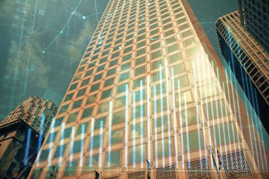 Yüksek binaların arka planında çoklu pozlama olan eski şehir haritası. Finansal araştırma kavramı.