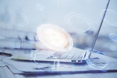 Blockchain temalı holograma ve bilgisayar arkaplanlı masaya çift pozlama. Bitcoin şifreleme para birimi kavramı.