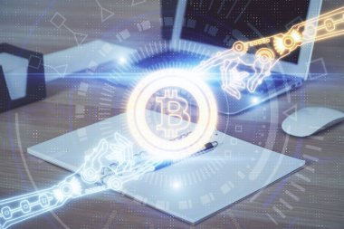 Blockchain temalı holograma ve bilgisayar arkaplanlı masaya çift pozlama. Bitcoin şifreleme para birimi kavramı.