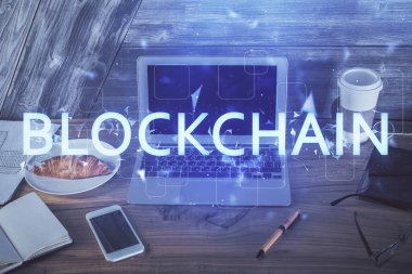 Blockchain temalı holograma ve bilgisayar arkaplanlı masaya çift pozlama. Bitcoin şifreleme para birimi kavramı.