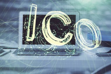 Blockchain temalı holograma ve bilgisayar arkaplanlı masaya çift pozlama. Bitcoin şifreleme para birimi kavramı.