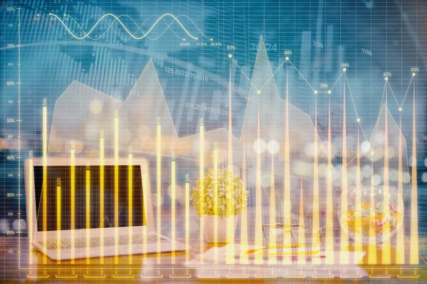 Forex grafiek hologram op tafel met computer achtergrond. Dubbele belichting. Begrip financiële markten. — Stockfoto