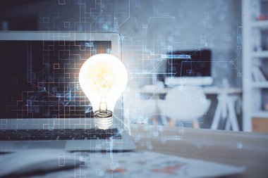 Bilgisayar ofisinde ampul simgesi hologramıyla birlikte. Çoklu maruz kalma. Fikir kavramı.