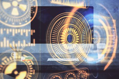 Bilgisayar, teknoloji temalı hologramla birlikte ofiste. Çoklu maruz kalma. Teknoloji kavramı.