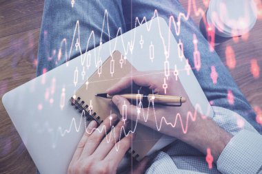 Forex grafiği ile borsa notları yapan adamın çift pozlama.
