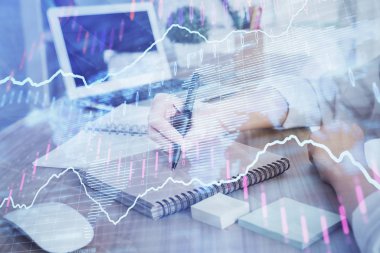 Finansal grafikler WOMANS el notları arka plan alarak görüntülenir. Araştırma kavramı. Çift Pozlama