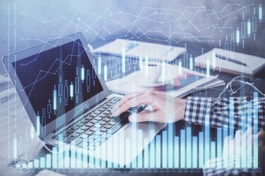 Arka planda bilgisayarla çalışan bir adamla iki kez ön x çizelgesine maruz kaldık. Pazar analizi kavramı.