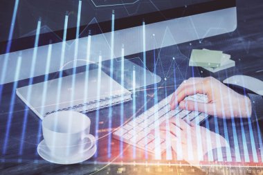 Arka planda ofiste bilgisayarda bilgisayarda yazan adam ile grafik çoklu pozlama. Sıkı çalışma kavramı.