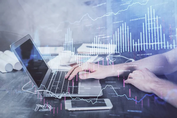 Doble exposición de la carta de divisas con el hombre que trabaja en la computadora en el fondo. Concepto de análisis de mercado . —  Fotos de Stock