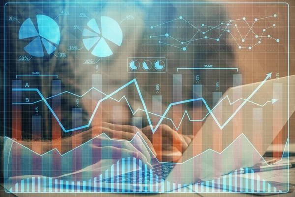 背景にコンピュータに取り組んでいる男と市場チャートの二重暴露。金融分析の概念. — ストック写真