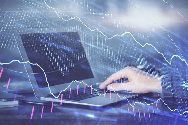 Multi esposizione del grafico del mercato azionario con l'uomo che lavora al computer su sfondo. Concetto di analisi finanziaria . — Foto Stock