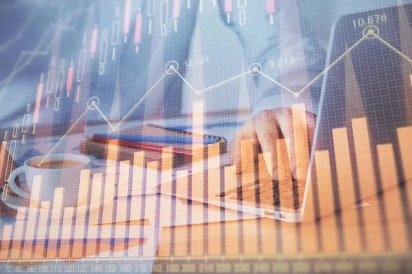 Forex-Graph mit Geschäftsmann, der am Computer im Büro im Hintergrund arbeitet. Konzept der Fleißarbeit. Mehrfachbelichtung. — Stockfoto