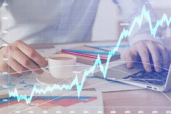 Forex diagram med affärsman som arbetar på dator i Office på bakgrunden. Begreppet hårt arbetande. Dubbel exponering. — Stockfoto