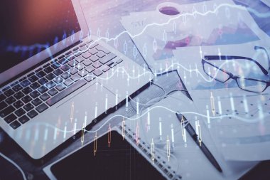 Borsa grafiği ve bilgisayar geçmişi olan tablolar. Çifte maruziyet. Mali analiz kavramı.