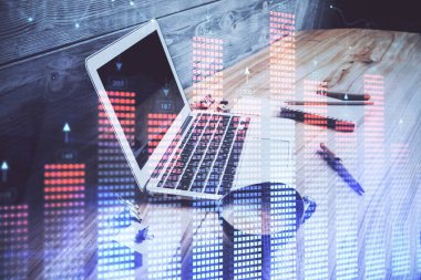 Forx çizelgesine ve bilgisayarla çalışma alanına çoklu maruz kalma. Uluslararası çevrimiçi ticaret kavramı.