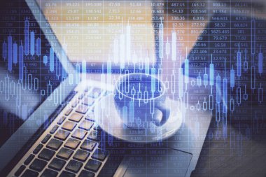 Finansal grafik renkli çizimler ve arka planda bilgisayar olan tablolar. Çoklu maruz kalma. Uluslararası pazarlar kavramı.