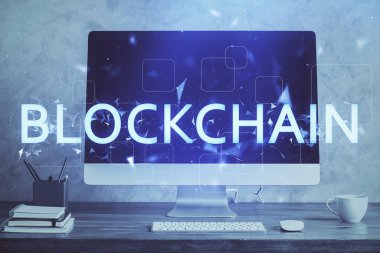 Blockchain temalı holograma ve bilgisayar arkaplanlı masaya çift pozlama. Bitcoin şifreleme para birimi kavramı.