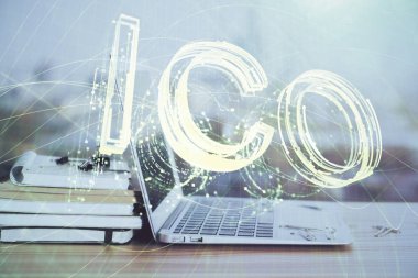 Blockchain temalı holograma ve bilgisayar arkaplanlı masaya çift pozlama. Bitcoin şifreleme para birimi kavramı.