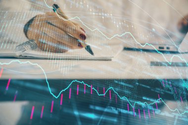 Forex grafik hologramı ile not lar yapan kadın ellerinin çift pozlama. Kavram teknik analizi.