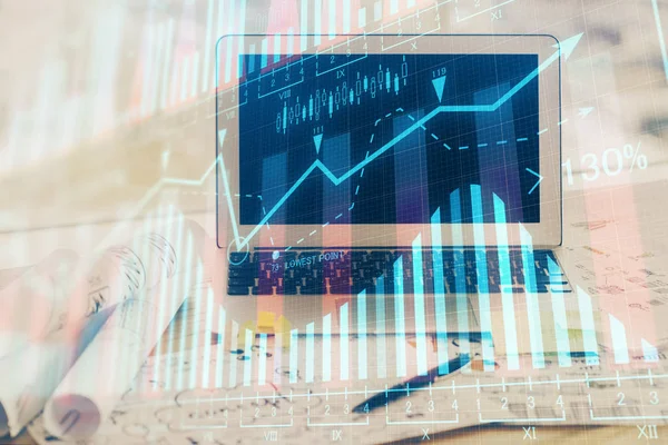 Forex markt grafiek hologram en personal computer op de achtergrond. Meervoudige blootstelling. Begrip investering. — Stockfoto